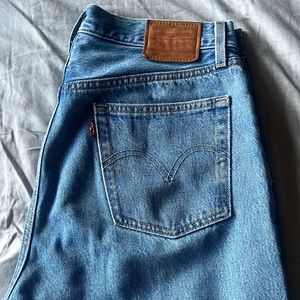 Levi 501 Distressed jean